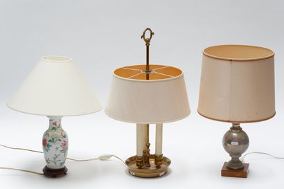 null Ensemble de trois lampes de table dont une de forme bouillotte, h. 47 cm en...