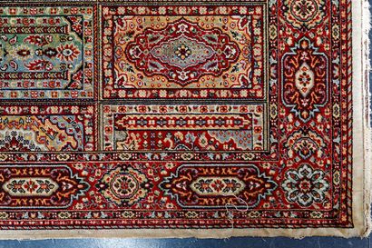null PERSE, tapis de style Bakhtiar à motifs dits Khesti, 305x198 cm env. [usures,...