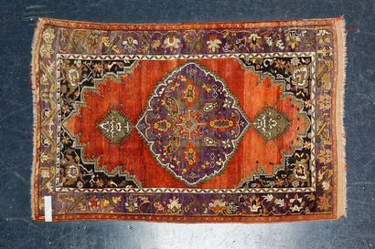 null PERSE, tapis de style Mashad à médaillon central sur champ brun-rouge, 210x131...