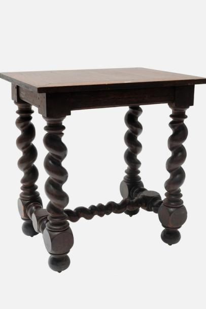 null Table de salon de style Louis XIII, piètement torse à entretoise, XIXe, bois...