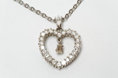 null Chaîne et pendentif en or blanc 18k, pendentif en forme de cœur serti de diamants,...