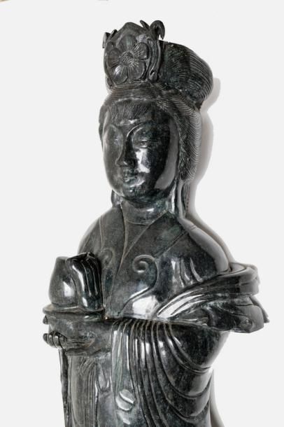 null CHINE, "Guanyin au Joyau", XXe, important sujet en néphite sculptée, h. 90 ...