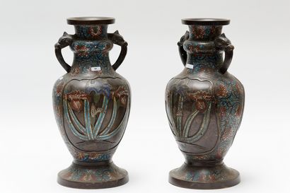 null JAPON, paire de vases de temple accostés de gueules de Makara crachant les anses,...