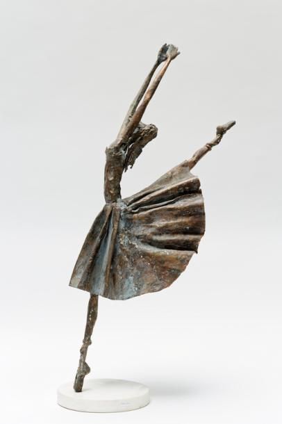 null ÉCOLE CONTEMPORAINE, "Danseuse", XXe, sujet en métal patiné, socle rond en marbre,...