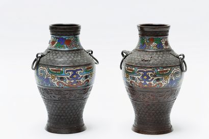 null JAPON, trois vases d'autel archaïsants accostés de masques Taotie enserrant...