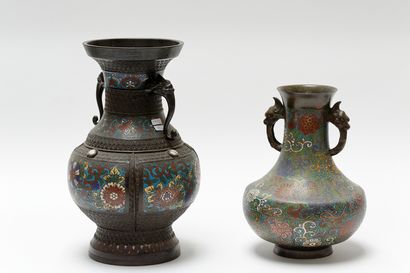 null JAPON, deux vases de temple accostés de gueules de Makara crachant les anses,...
