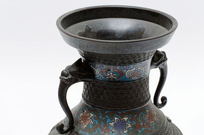 null JAPON, deux vases de temple accostés de gueules de Makara crachant les anses,...