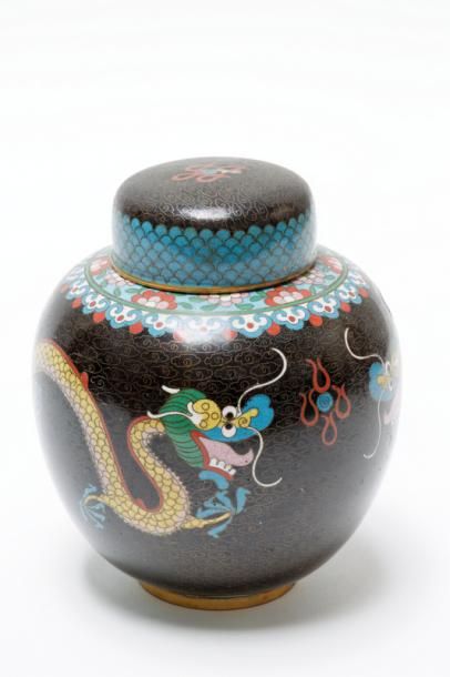 null JAPON, un vase et un pot couvert, décors de dragons à cinq griffes affrontés...