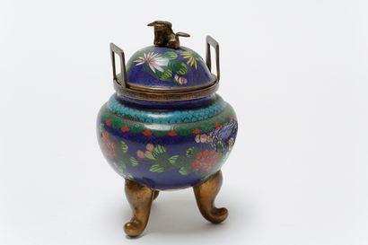 null JAPON, un vase et un pot couvert, décors de dragons à cinq griffes affrontés...