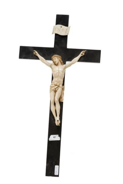 null Crucifix de style Baroque, XIXe, ivoire sculpté, croix en bois noirci, h. 21...