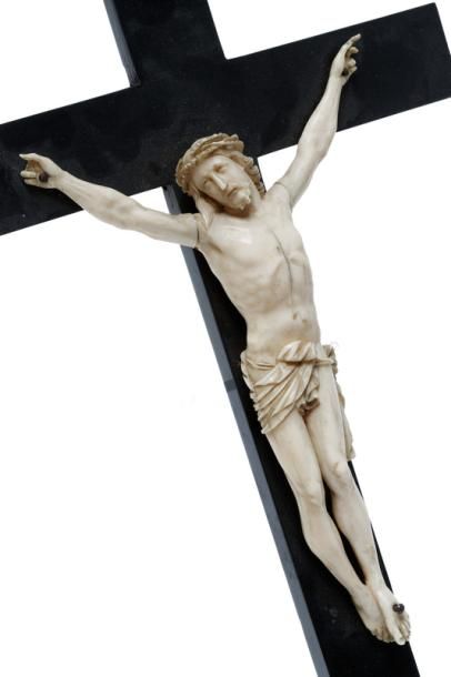 null Crucifix de style Baroque, XIXe, ivoire sculpté, croix en bois noirci, h. 21...