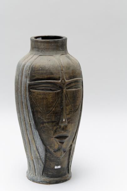 null Grand vase anthropomorphe, XXe, plâtre à patine nuancée, h. 61 cm [altérati...