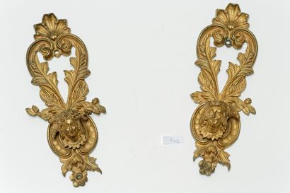 null Paire d'appliques de style à trois bras de lumière, début XXe, métal doré, h....