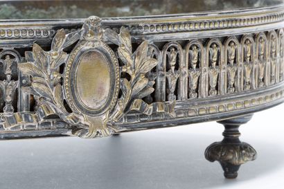 null CAILAR-BAYARD, milieu-de-table ovale de style Néoclassique, circa 1900, métal...