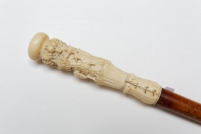 null Canne à pommeau en ivoire à décor de cervidés, XIXe, l. 85 cm.