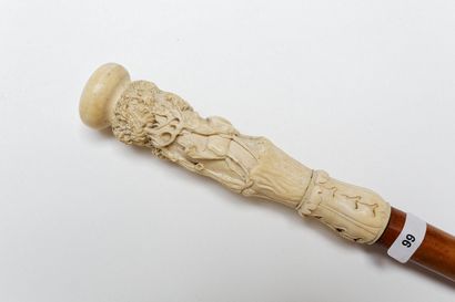 null Canne à pommeau en ivoire à décor de cervidés, XIXe, l. 85 cm.