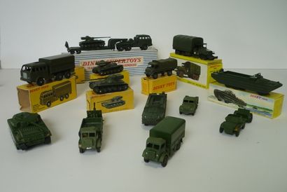 null DINKY (15), lot de véhicules militaires :

- Toys (FR) 809, Camion G.M.C. Militaire...