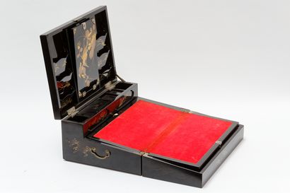 JAPON Coffret-écritoire à compartiments intérieurs, début XXe, bois à décor en laque...