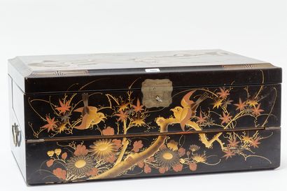 JAPON Coffret-écritoire à compartiments intérieurs, début XXe, bois à décor en laque...