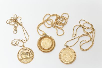 null Lot de trois pendentifs (dont deux formés de monnaies montées), avec leurs chaînettes...