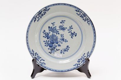 CHINE Petit vase meiping à décor floral bleu et blanc, XXe, porcelaine, marque sigillaire...