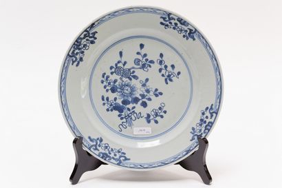 CHINE Petit vase meiping à décor floral bleu et blanc, XXe, porcelaine, marque sigillaire...