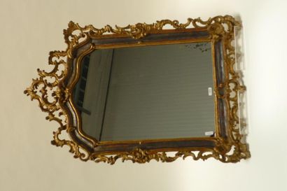 null Miroir Rocaille, XIXe, bois sculpté patiné et doré, 75,5x53 cm [accidents et...