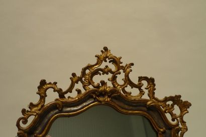 null Miroir Rocaille, XIXe, bois sculpté patiné et doré, 75,5x53 cm [accidents et...