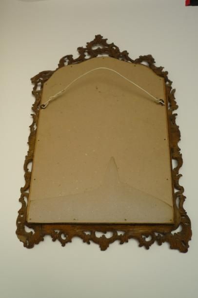 null Miroir Rocaille, XIXe, bois sculpté patiné et doré, 75,5x53 cm [accidents et...