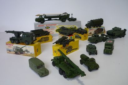 null DINKY (14), lot de véhicules militaires :

- Toys (FR) 826, Camion Militaire...