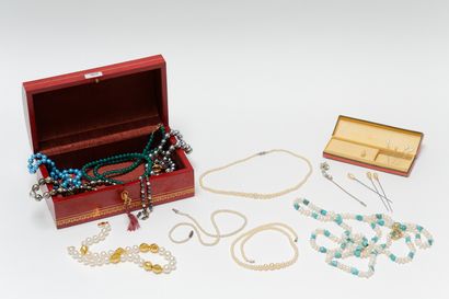 null Lot de dix colliers de perles diverses (certains avec fermoirs en or, poinçons)...