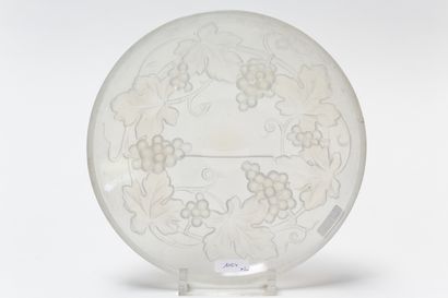 null Deux plats creux, XXe, verre amati pressé-moulé à reflets irisés, marqués [Vernox...