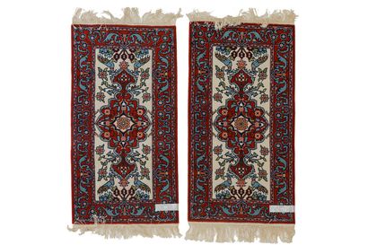 PAKISTAN Grand tapis de style Boukhara, champ brun-rouge orné de göls polychromes,...