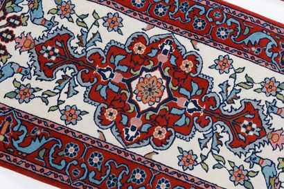 PAKISTAN Grand tapis de style Boukhara, champ brun-rouge orné de göls polychromes,...