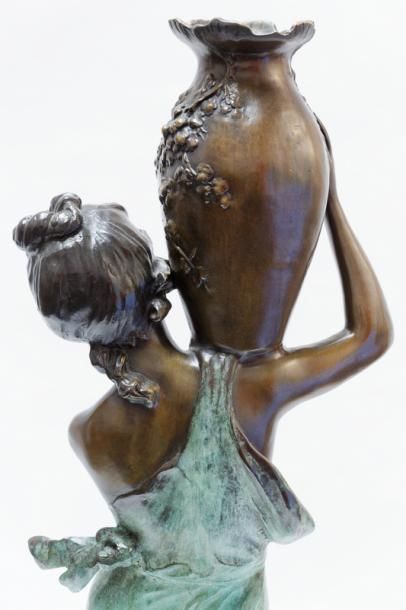 MOREAU Auguste (1834-1917) "La Porteuse d'eau", fin XIXe, épreuve en bronze à patine...