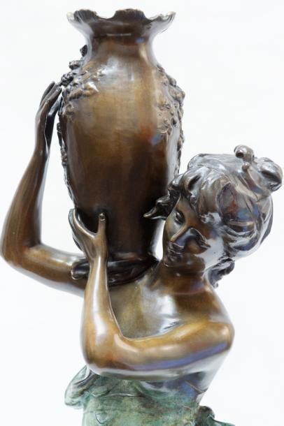 MOREAU Auguste (1834-1917) "La Porteuse d'eau", fin XIXe, épreuve en bronze à patine...