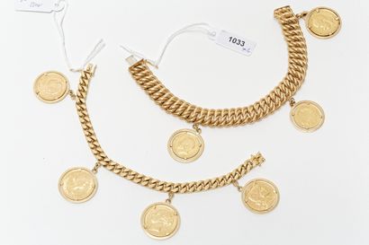 null Deux bracelets à mailles en or jaune 18k ornés de monnaies montées en breloque,...
