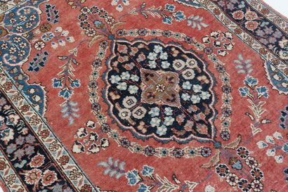PERSE Tapis de style Hamadan à médaillon central, champ orné de motifs floraux polychromes,...