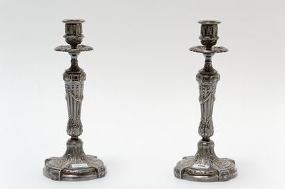 null Paire de flambeaux de style Louis XVI, XXe, métal argenté, h. 25 cm.