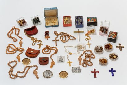 null Collection de chapelets, croix, médailles, dés à coudre, etc.