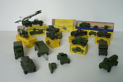 null DINKY (15), lot de véhicules militaires :

- Toys (GB) 697, 25-Pounder Field...