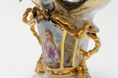 null Paire de vases ansés en cornet d'époque Louis-Philippe, décor polychrome et...