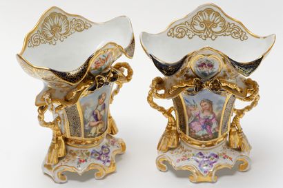 null Paire de vases ansés en cornet d'époque Louis-Philippe, décor polychrome et...