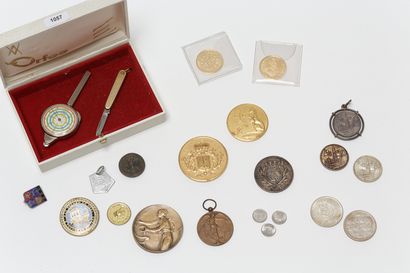 null Varia de médailles, monnaies (dont deux 50 ecu en or), etc., vingt-deux pièces...