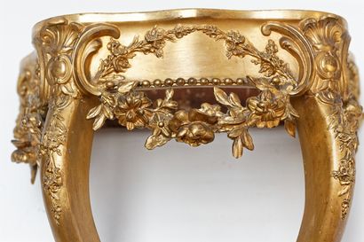 null Petite console d'applique Composite, fin XIXe, bois doré, plateau de marbre...