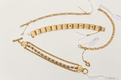 null Lot de huit bracelets de fantaisie et/ou en or jaune, poinçons, 186 g env. ...