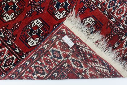 null PERSE, petit tapis de style Boukhara, champ rouge foncé orné de göls, 214x90...