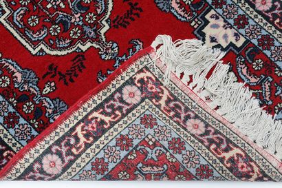 null PERSE, petit tapis de style Boukhara, champ rouge foncé orné de göls, 214x90...