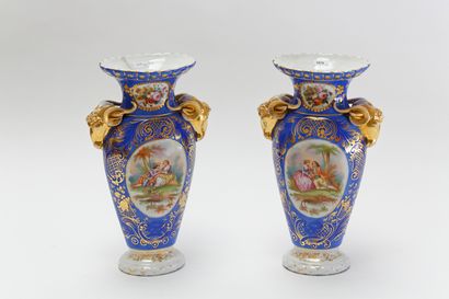 null Paire de vases à têtes de bélier d'époque Louis-Philippe, décor polychrome et...