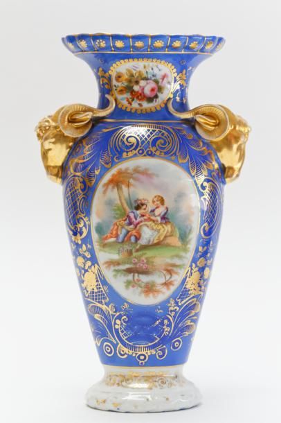 null Paire de vases à têtes de bélier d'époque Louis-Philippe, décor polychrome et...